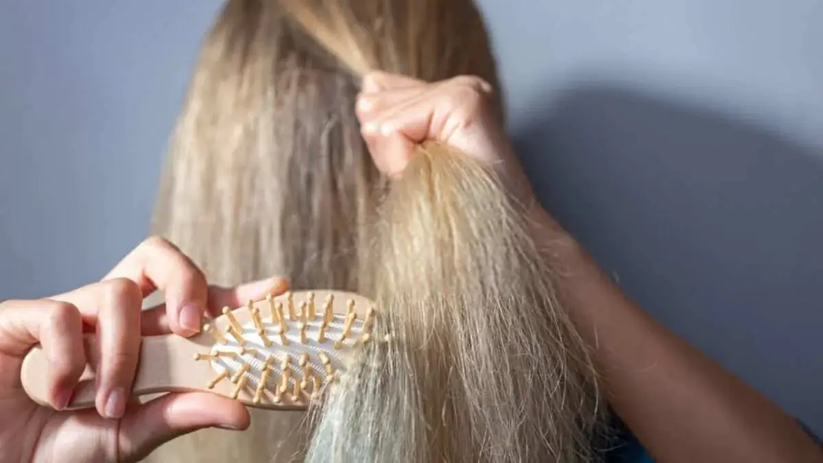 Vlasy by se neměly mýt tak často, jak je to možné. Lékař upozornil na 