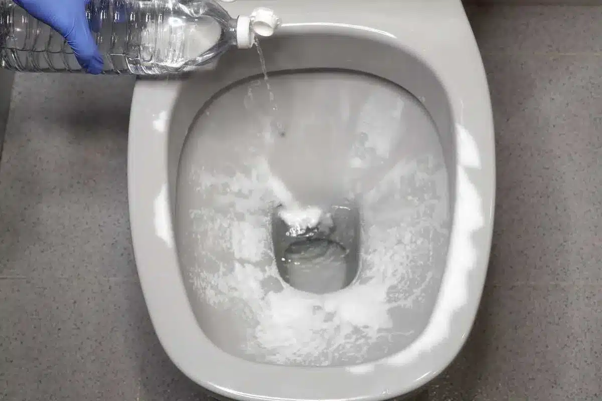 Vylejte to do záchodu před spaním. Ráno bude biely jako nový.