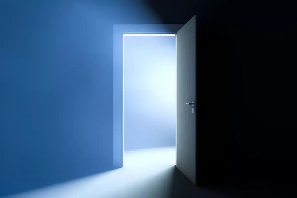 Nenechávejte dveře ložnice otevřené přes noc: proč je lepší zavřít dveře pro bezpečnost a spánek